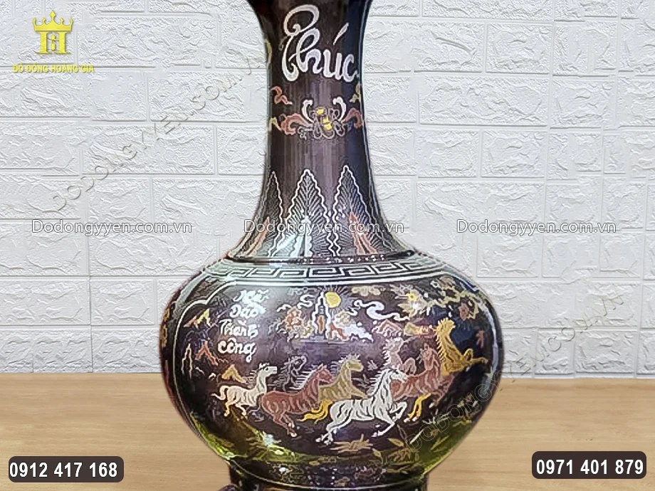 H&igrave;nh ảnh M&atilde; Đ&aacute;o Th&agrave;nh C&ocirc;ng được chạm khảm ngũ sắc sắc n&eacute;t ở th&acirc;n b&igrave;nh